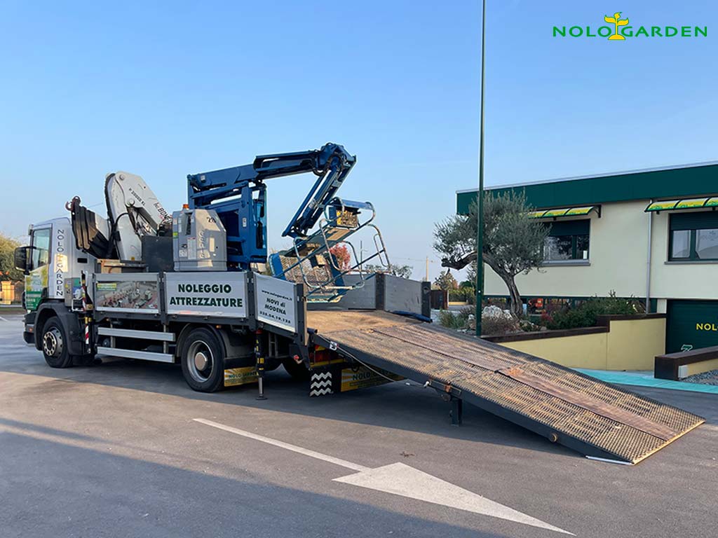 Camion Scavia con Gru per Trasporti | NOLOGARDEN